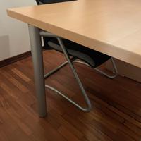 Scrivania libreria e sedie tech