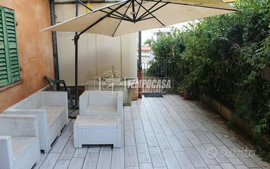 MONOLOCALE FINEMENTE RISTRUTTURATO CON CORTE PRIVA