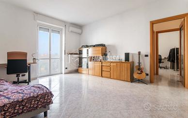 ZONA STAZIONE: BILOCALE CON DUE BALCONI E CANTINA