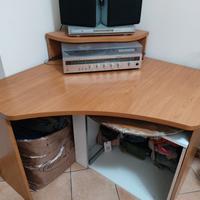 scrivania color legno chiaro angolare 