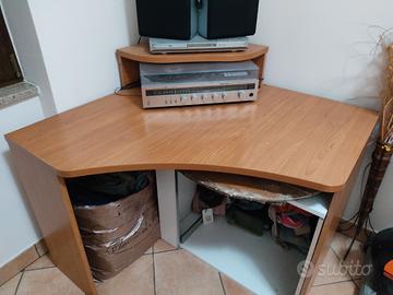 scrivania color legno chiaro angolare 