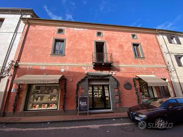 Quadrivano con cortile e posto auto