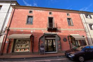 Quadrivano con cortile e posto auto