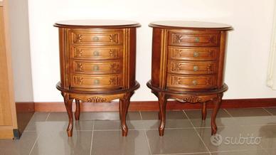 Due comodini a forma ovale