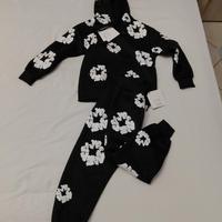 tuta denim nera coi fiori bianchi 