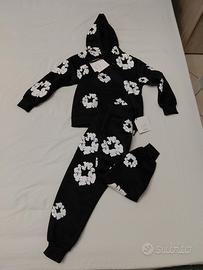 tuta denim nera coi fiori bianchi 