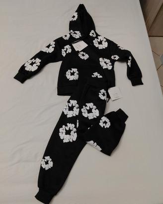 tuta denim nera coi fiori bianchi 
