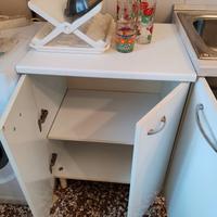 Mobiletto bianco con ripiano