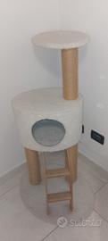 grattatoio e cuccia per gatti 