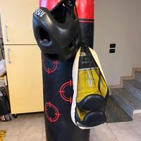 Sacco da boxe con guantoni e caschetto