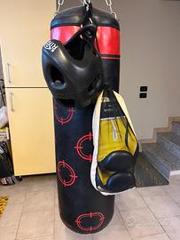Sacco da boxe con guantoni e caschetto
