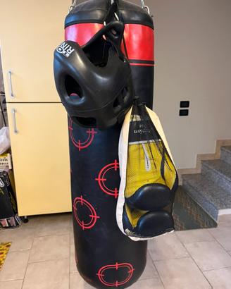 Sacco da boxe con guantoni e caschetto
