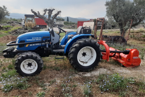 Trattore agricolo con accessori