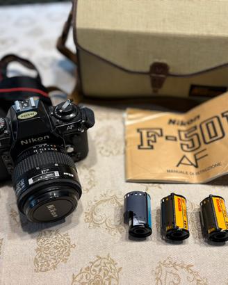 Nikon F-501 con obbiettivo