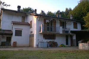 Casa indipendente con terreno in collina/bosco