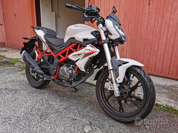 Benelli BN125 bianca e rossa