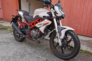 Benelli BN125 bianca e rossa
