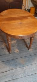 Tavolo da pranzo in legno di noce