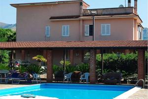 Villa di 15680 m² con più di 5 locali a Sessa Auru