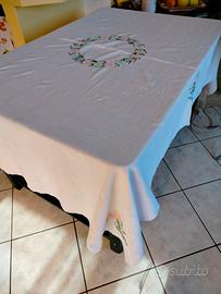 tovaglia ricamata a mano 