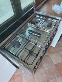 Cucina con fornelli e forno a gas