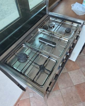 Cucina con fornelli e forno a gas