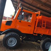 Camion Mercedes Benz WDB con vomero e spargisale