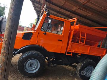 Camion Mercedes Benz WDB con vomero e spargisale