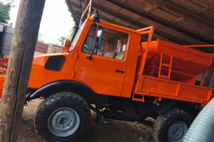 Camion Mercedes Benz WDB con vomero e spargisale