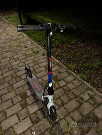 Monopattino elettrico aprilia esrz