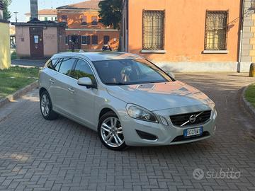 Volvo V60 2.4D D5 R-design