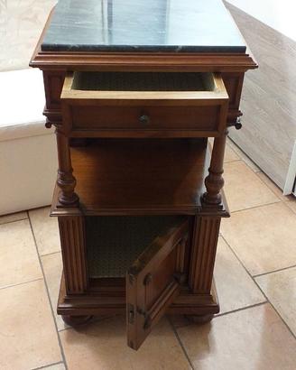 comodino in legno e marmo