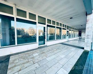 Tre negozi commerciali