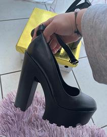 Tacchi neri alti con plateau