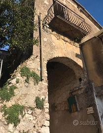 Casa su due livelli e locale c. al miglior prezzo