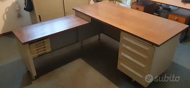 Scrivania ufficio vintage in ferro con penisola