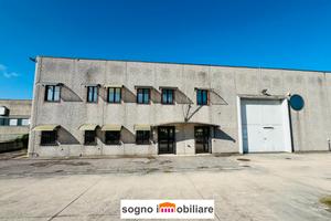 Ampio capannone con uffici di circa 2.300 mq