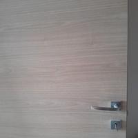 Porta moderna da interni con maniglia