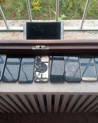 11 cellulari + un tablet 