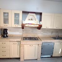 Cucina completa di lavello, forno e piano cottura