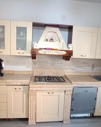 Cucina completa di lavello, forno e piano cottura