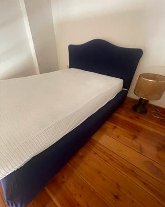Letto matrimoniale in lino blu