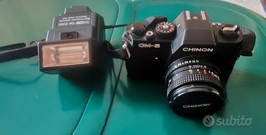 Fotocamera vintage con rullino e flash
