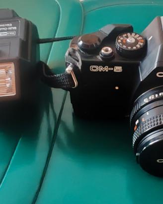 Fotocamera vintage con rullino e flash