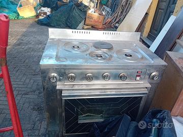 Cucina a gas con forno e tavolo