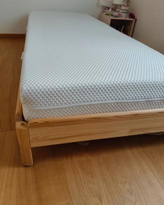 Coppia di letti impilabili in legno con materasso