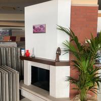 Camino ad angolo con rivestimento interno in ghisa