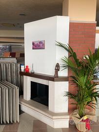 Camino ad angolo con rivestimento interno in ghisa