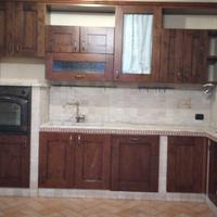 Cucina rustica in legno massello e finta muratura