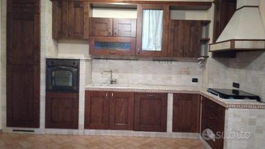 Cucina rustica in legno massello e finta muratura